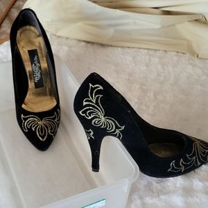 Wild pair velvet pump